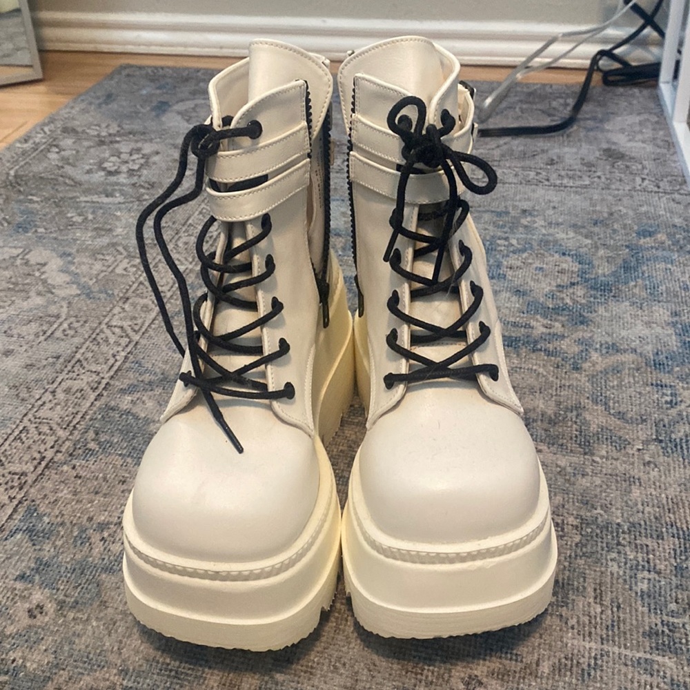 White platform demonias